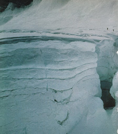 Альпинисты обходят трещину злополучного ледопада на леднике Khumbu во время восхождения на Эверест (Chris Bonington from Bruce Coleman, Ltd., Middlesex, England, 1972; adapted from Bailey, 1982)