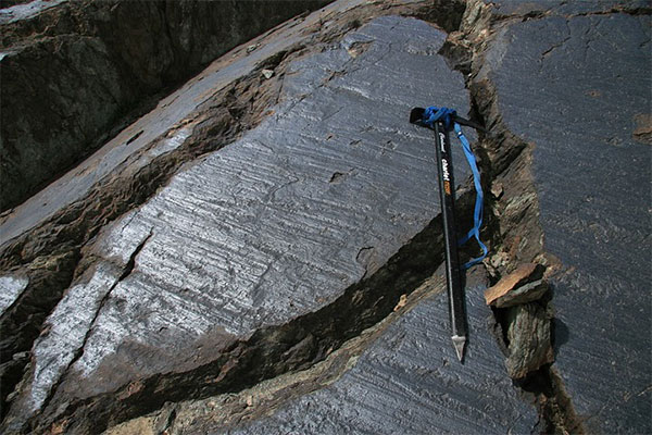 Скалы, отполированные ледником; по ориентации борозд можно судить о направление движения прошлого ледника (Памир, Таджикистан; фото автора, 2009)
