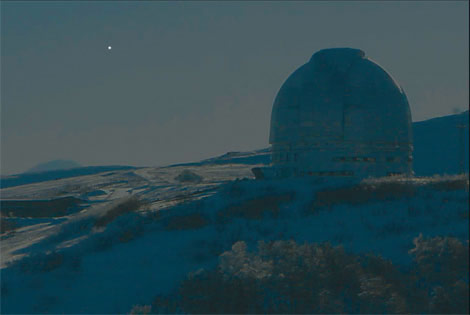 Рис. 1. На восходе Солнца, когда астрономы уже закончили работу и закрыли купол телескопа, Меркурий поднялся невысоко над горизонтом (САО РАН, ноябрь 2006 г.). Изображение: «В мире науки»