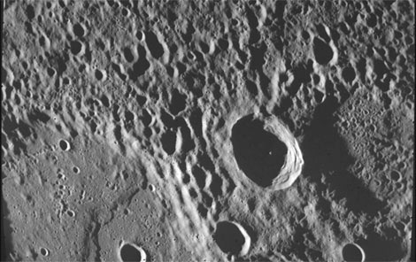 Рис. 6. Вся поверхность Меркурия покрыта сплошной сетью кратеров, возникших при падении крупных метеоритных тел в период формирования планеты, около 3,9 млрд лет назад. На поздней стадии образовался хорошо сохранившийся кратер диаметром 25 км правее и ниже центра снимка. Изображение: «В мире науки»