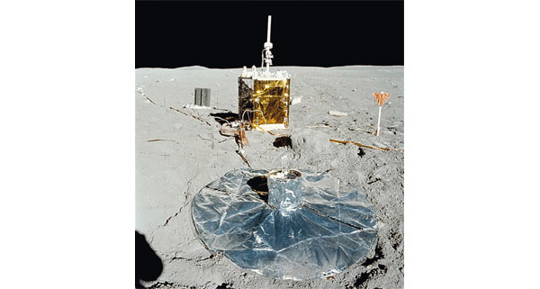 Оборудование для проведения измерений на поверхности Луны, использовавшееся в миссии «Аполлон-16» (1972). Применение сейсмографов (регистрирующих колебания почвы) для исследования планет предложено в 60-е годы ХХ века. Первый из них был установлен на аппарате <i>Ranger</i> 3 (США) в 1962 году и предназначался для исследования Луны, но так и не был доставлен на планету из-за проблемы c ракетоносителем. Сейсмические исследования позволили предварительно рассчитать, что жидкое ядро Луны радиусом 330±20 км имеет твёрдую сердцевину радиусом 240±10 км, содержащую большое количество железа. Кроме того, часть лунной мантии протяжённостью около 480 км на границе с ядром находится в частично расплавленном состоянии. Помимо железа в ядре Луны содержится несколько процентов таких лёгких элементов, как сера, что перекликается с новыми сейсмическими данными о строении Земли. Фото НАСА.