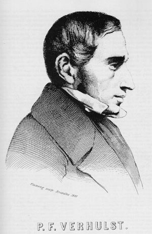 Бельгийский математик Пьер Франсуа Ферхюльст (1804–1849), сформулировавший логистическое уравнение для численности населения (уравнение Ферхюльста). Введенный им в уравнение Мальтуса дополнительный отрицательный член, пропорциональный квадрату скорости роста, отражает уменьшение численности за счет ограниченности ареала обитания или же количества ресурсов. Изображение с сайта cambridgeforecast.files.wordpress.com