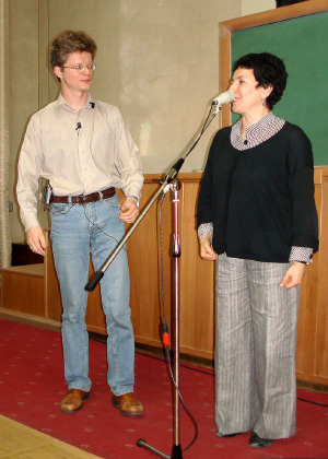 Кандидат физико-математических наук Игорь Иванов и заместитель исполнительного директора фонда «Династия» Роза Хацкелевич. 11 сентября 2007 года. Москва, ФИАН (Фото © Ю. А. Лебедев)