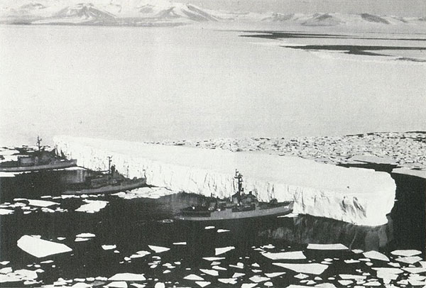 Ледоколы военно-морского флота США тщетно пытаются вытолкнуть айсберг с мореходного пути (Collection of Charles Swithinbank; adapted from Bailey, 1982)