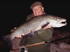 Таким уловом мечтает похвастаться каждый рыбак: эта кумжа, выловленная в Норвегии, весит целых 6 кг. А благодаря хитроумной технологии селективного лова такая добыча может стать не таким уж редким событием. (Фото с сайта www.arcoutfitters.com)