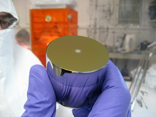 Рис. 2. Ранний прототип детектора для эксперимента CoGeNT. Вся поверхность цилиндра — это один электрод, а маленькое пятнышко в центре торца содержит другой