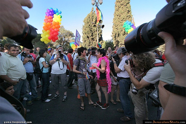 Демонстрация геев и лесбиянок в Иерусалиме в 2007 году: в одних странах такие явления считаются допустимой нормой, а в каких-то общество смотрит на нестандартную ориентацию и демонстрации с нескрываемым осуждением. Фото с сайта www.jerusalemshots.com