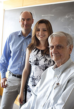 Авторы обсуждаемой работы в Nature, усомнившиеся в справедливости теории Гамильтона: математики, занимающиеся проблемами эволюционной биологии, Мартин Новак (крайний слева) и Корина Тарнута, а также крупнейший мирмеколог и один из основоположников социобиологии Эдвард Уилсон. Все они работают в Гарвардском университете. Фото © Stephanie Mitchell / Harvard Staff Photographer с сайта news.harvard.edudu