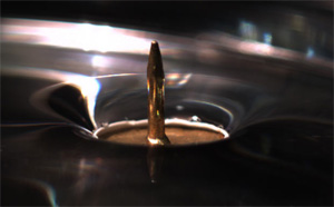 При правильном выборе геометрии плавать могут даже предметы, плотность которых больше плотности воды (на фото: перевернутая кнопка плавает на поверхности воды). Изображение с сайта www.damtp.cam.ac.uk