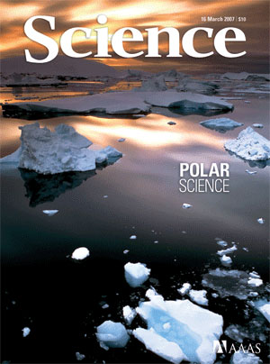 Обложка журнала Science, где помещена подборка статей по состоянию ледового покрова. На снимке — заход солнца около Антарктического полуострова (Земля Грейама). Фото © Kim Heacox/Peter Arnold Inc. с сайта www.sciencemag.org