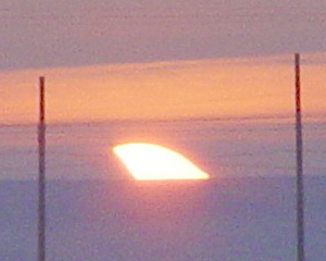 Ущербное Солнце — необыкновенный восход (07:46, МСК + 2 часа). Камера SONY CYBERSHOT, выдержка 1/1000 сек, ISO-100, F = 48,5 мм (5-кратный Zoom). Фото: ©А.Козловский