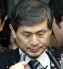 У Сок Хван приносит извинения за допущенные фальсификации и прощается с Сеульским университетом (фото: AP)