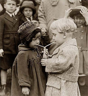 Умение делиться пищей и другими ресурсами с неродственниками — одна из важных отличительных особенностей человека. Фото с сайта spoonfullofsugar.org