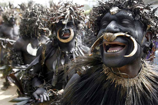 Коллективные ритуалы издавна служили мощным средством сплочения человеческих групп, воспитывая в людях преданность «своим» и одновременно — враждебность к «тем, кто не с нами». Фото с сайта picasaweb.google.com/bash.sash