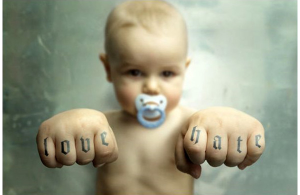 Любовь (к «своим») и ненависть (к «чужакам») так тесно переплетены в нас, что даже на нейрохимическом уровне разделить их оказалось непросто. Фото с сайта motivatedphotos.com