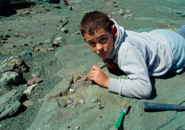 Рис. 1. Семилетний Диего Суарес на раскопках