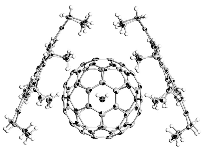 Структура фуллерена C60 с заключенной внутри молекулой воды