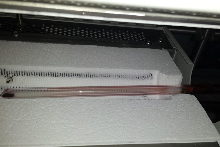 Рис. 2. Красный технеций конденсируется в красноватую маслянистую жидкость