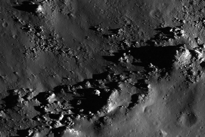 Рис. 4. Скальная породы на южном склоне кратера Коперника