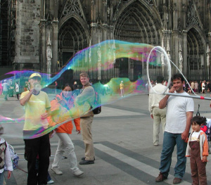 Игра цветов на мыльном пузыре — это результат интерференции каждого фотона с самим собой. Интерференцию же двух фотонов разного происхождения наблюдать можно только в эксперименте (фото с сайта www.brynosaurus.com)