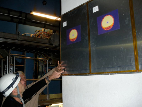 Установка первого квадратного метра детектора MoEDAL. Фото с сайта web.me.com/jamespinfold/MoEDAL_site