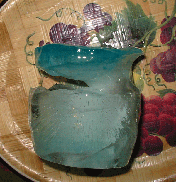 Если начать подтаивать лед под струей воды, то видно, что крышка и дно куска льда более плотные, в первую очередь тает рыхлый лед, который замерз в последнюю очередь