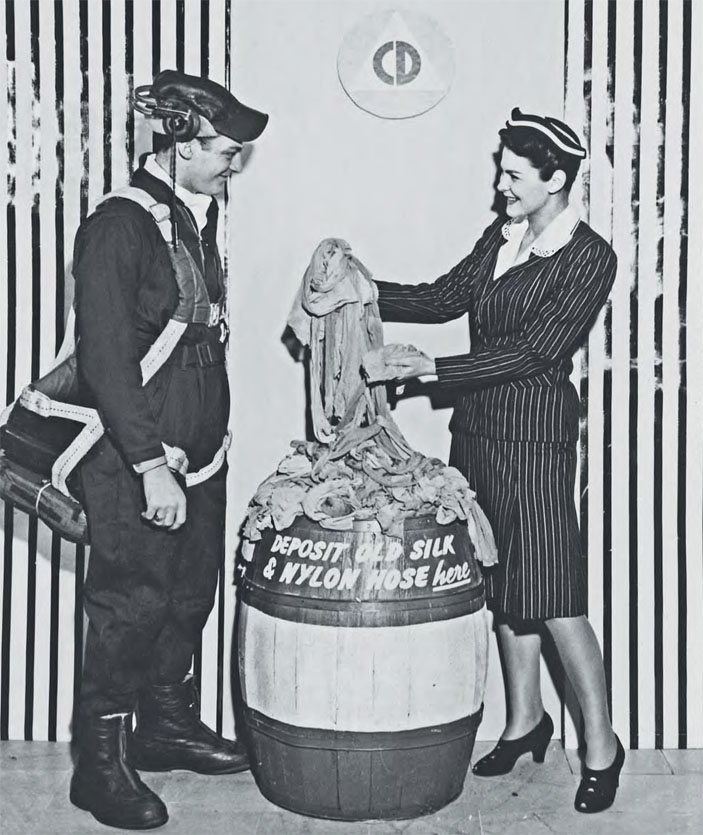 Надпись на бочке: «Старые шелковые и нейлоновые чулки оставляйте здесь»