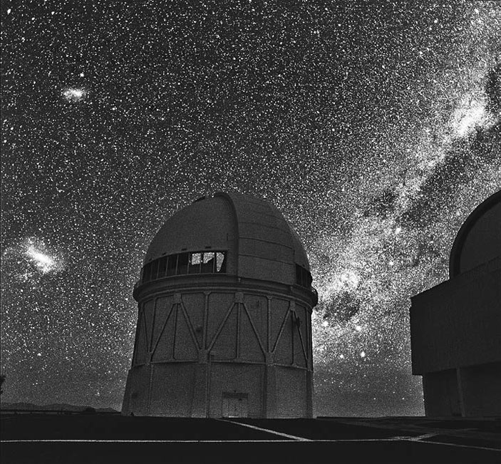Рис. 12.1. Млечный Путь над обсерваторией Серро-Тололо