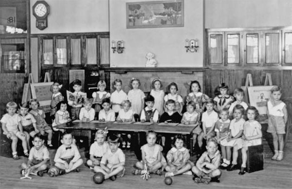 Детсадовская группа начальной школы Хораса Манна, сделанная в октябре 1933-года. Я с гордым видом сижу в галстуке-бабочке на полу, второй слева