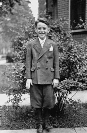 Я в возрасте десяти лет. Вскоре я перестал ходить по воскресеньям к мессе, чтобы наблюдать по утрам за птицами