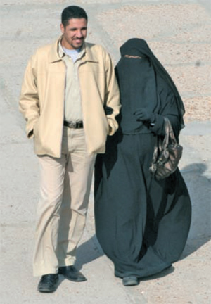 Рис. 1.8 В традиционном исламе женщины полностью закрывают лица и носят свободную одежду