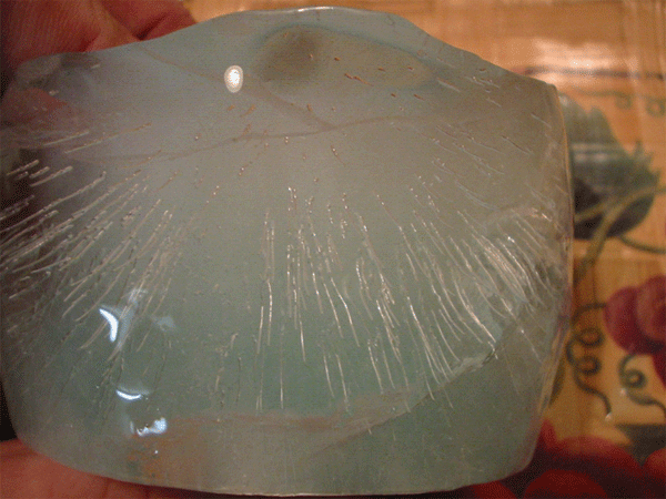 На фотографии видно, что внутри куска льда образуются как бы пузырьки, направленные к центру. Это показывает, что лед растет от стенок внутрь. То есть получается как бы стаканчик, внутри которого еще не замерзшая вода