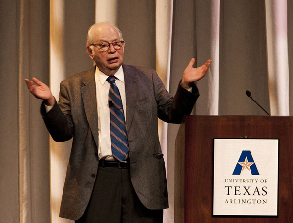 Стивен Вайнберг читает публичную лекцию “The Standard Model, Higgs Boson: Who Cares?” в Техасском университете в Арлингтоне. Октябрь 2012 года