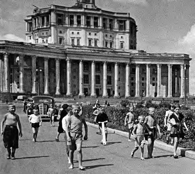 Фрагмент фотографии Евзерихина 1940 года, на которой видны босоногие московские мальчишки... («Троицкий вариант» №23, 2020)