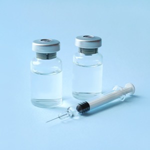 Ампулы и шприц. Фото: Africa Studio — stock.adobe.com