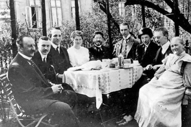 А. Ф. Иоффе, В. Р. Бурсиан, Г. Г. Вейхардт, М. В. Кирпичёва, П. С. Эренфест, Ю. А. Крутков, А. Н. Афанасьева-Эренфест, неизвестный, Л. Р. Степанова («Природа» №9, 2018)