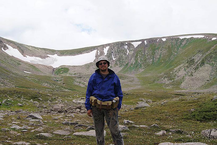 Автор статьи Роман Яковлев у вершины горы Тас (хребет Саур, Восточный Казахстан). Фото: Вячеслав Дорошкин («Коммерсантъ Наука» №6, сентябрь 2017)