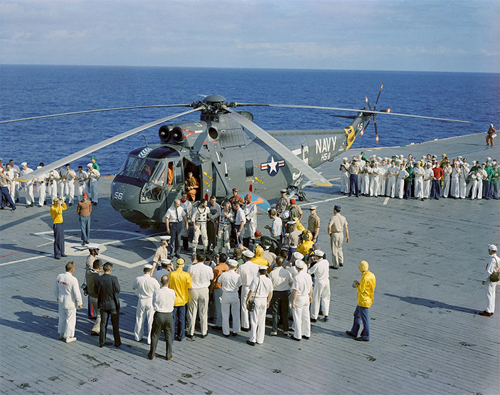 Борман и Ловелл на спасательном судне, авианосце USS Wasp