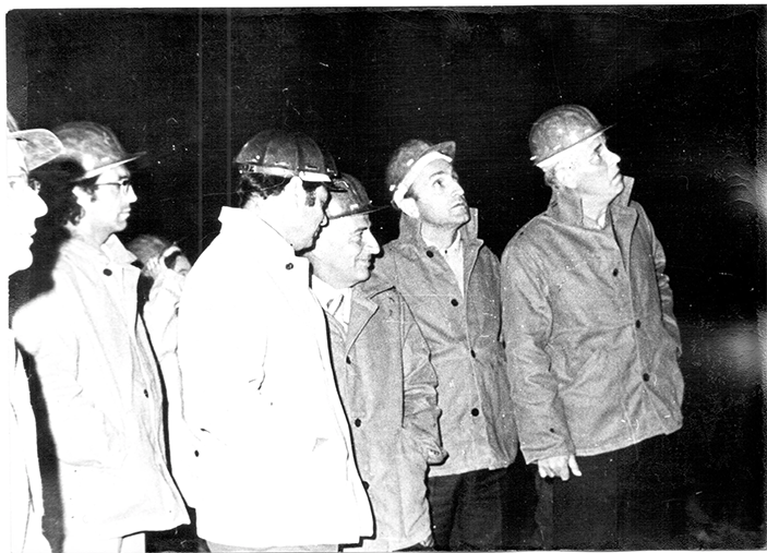 1974 год. В центре — Б.М.Понтекорво, правее — академики А.Н.Тавхелидзе и А.Е.Чудаков