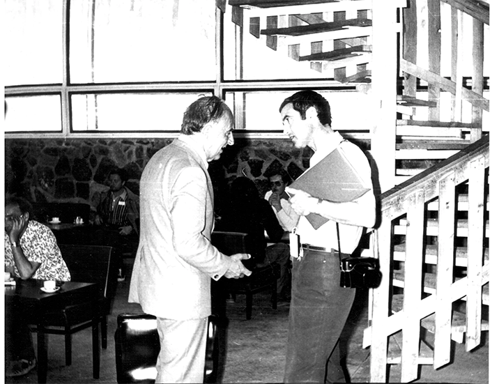 1977 год. Конференция «Нейтрино-77». Беседа в кулуарах с докт. физ.-мат. наук А.А.Петрухиным (МИФИ)