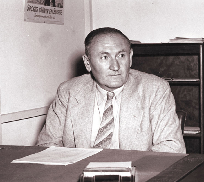 В 1933 г. швейцарско-амери­канский астроном Ф. Цвикки, изучавший скопление галактик Кома в созвездии Волосы Вероники, заметил, что они вращаются «неправильно».