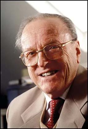 Томас Голд в своем кабинете в Корнеллском университете в 1987 году.