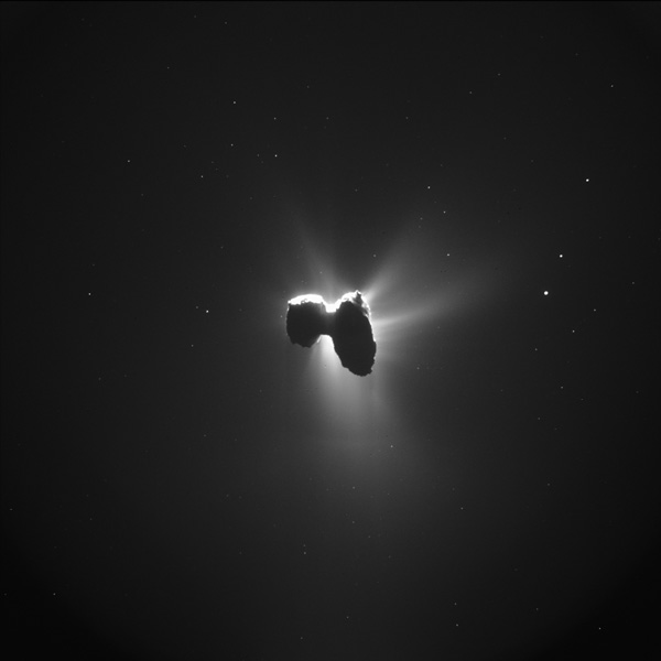 <b>Рис. 3.</b> Изображение, полученное NavCam 27 марта 2016 года, когда «Розетта» была в 329 км от ядра кометы 67P / Чурюмова — Герасименко. Масштаб — 28 м на пиксель, изображение охватывает 28,7 км в ширину. Комета находится между космическим аппаратом и Солнцем. Фото ESA/Rosetta/NAVCAM