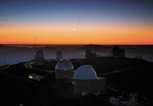 Одно из «фото недели» ESO. Танец трех планет над обсерваторией Ла-Силья. фото: ESO/Y. Beletsky с сайта www.eso.org