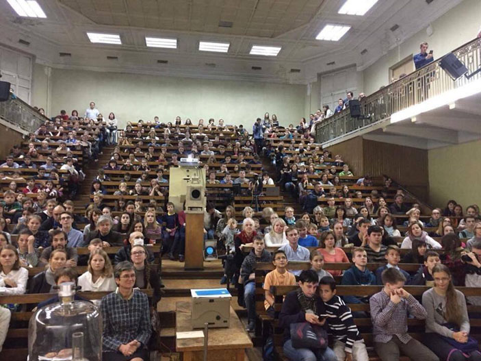 «Физическая гостиная» («Троицкий вариант» №5, 2020)