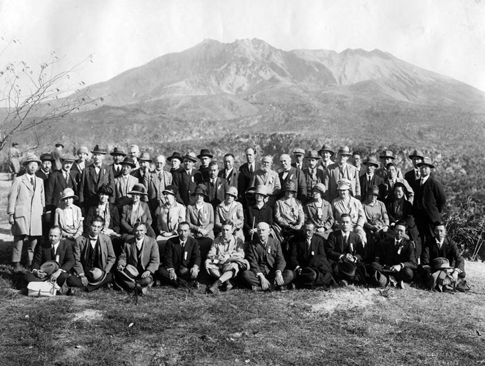 На экскурсии во время Тихоокеанского конгресса в Токио, 1926 г. («Природа» №3, 2020)