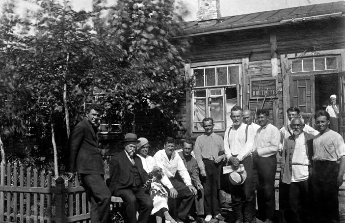 Комаров с сотрудниками Хабаровского лесотехнического института, 1935 г. («Природа» №3, 2020)