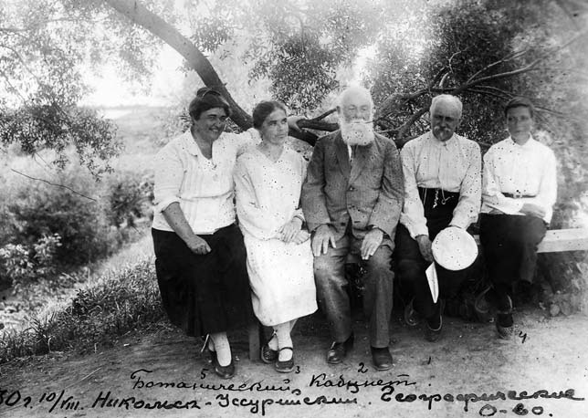Комаров с сотрудниками Ботанического кабинета, 1930 г. («Природа» №3, 2020)