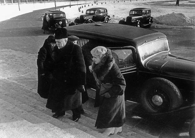 В. Л. и Н. В. Комаровы при входе в АН СССР на Большой Калужской ул., 1940 г. («Природа» №3, 2020)
