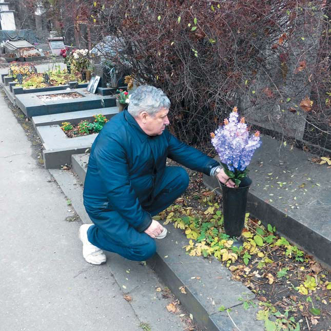 В. В. Богатов у могилы В. Л. Комарова, 19 ноября 2019 г. («Природа» №3, 2020) 